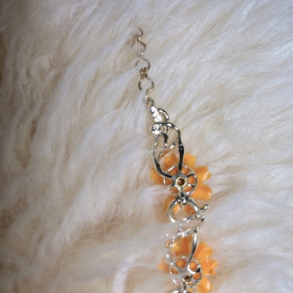 Vintage 60’s Bakelite Orange Flowers with Pearl Center Choker Necklace - Picture 4 of 4